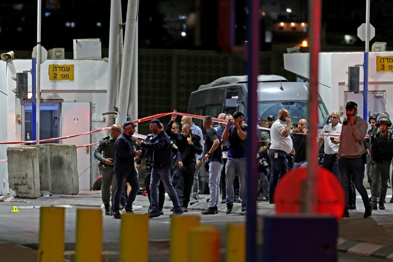  Two Israelis shot at east Jerusalem checkpoint: police