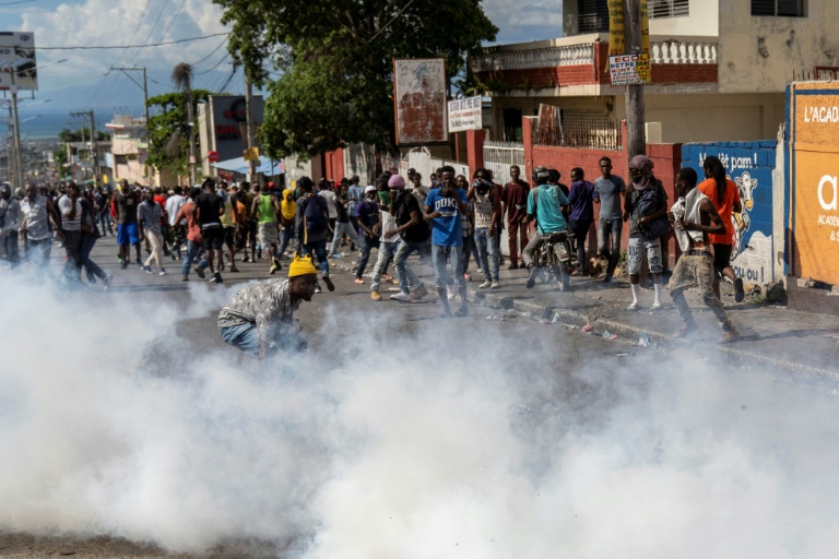  Thousands march in Haiti to protest calls for intervention