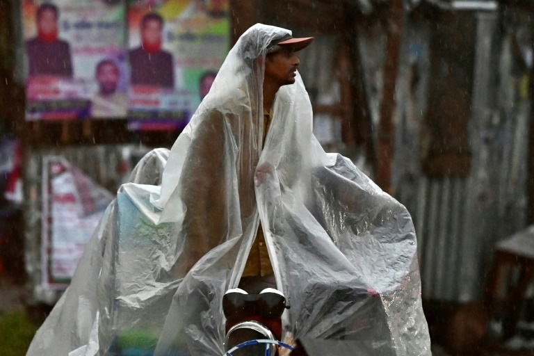  Bangladesh evacuates hundreds of thousands ahead of cyclone