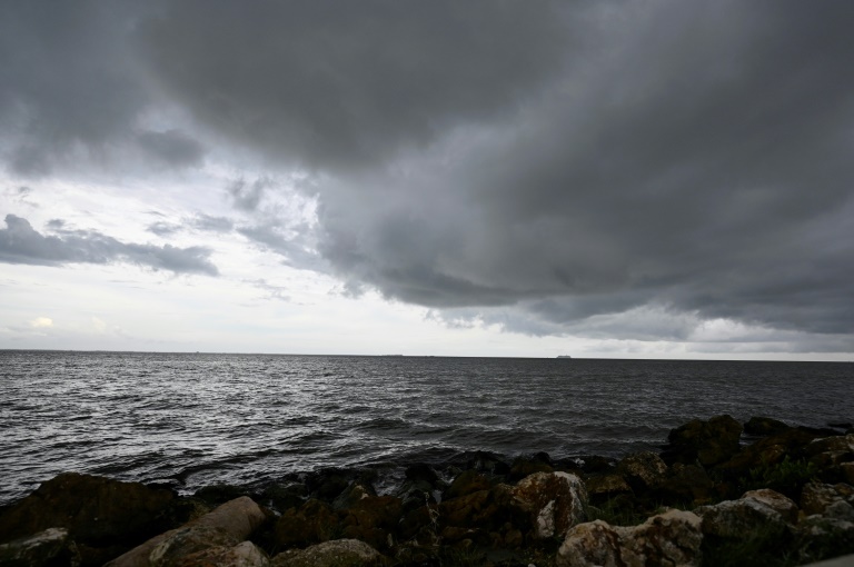 Hurricane Lisa menaces Central America