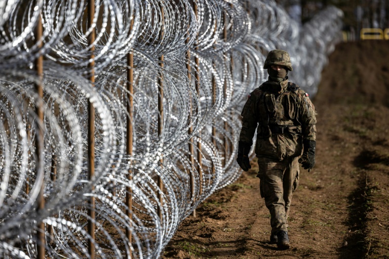  Poland installs fence on Russian border to deter migrants