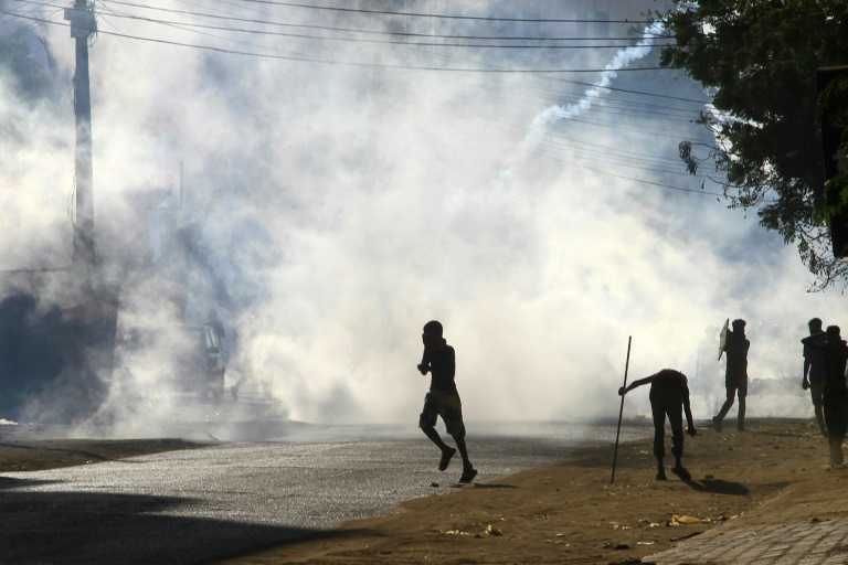  Sudan forces fire tear gas at pro-democracy protesters