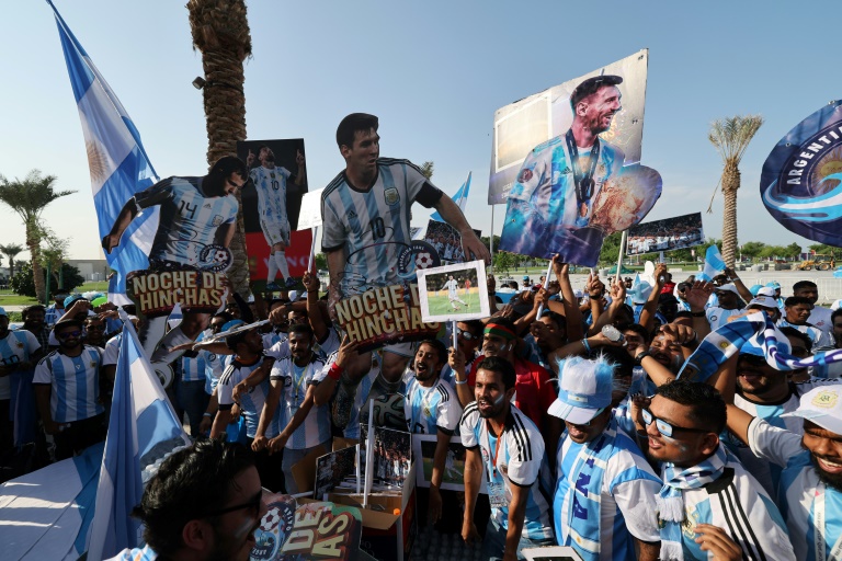  Thousands take part in Qatar World Cup rally