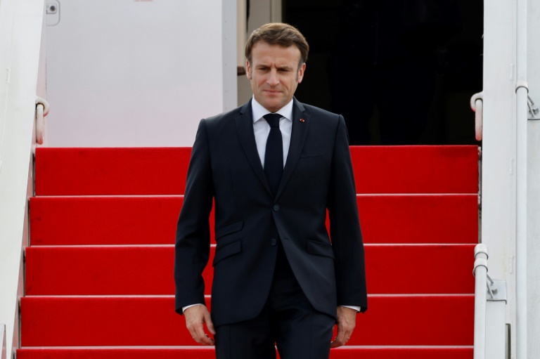  Macron urges strong response to Iran crackdown on ‘revolution’