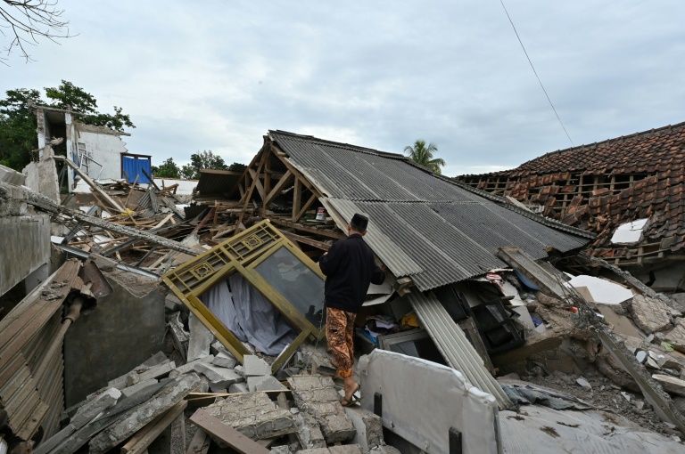  Indonesia quake survivors appeal for supplies as rescuers trawl rubble