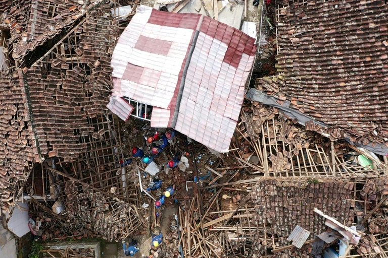  Indonesia rescuers race to find dozens missing after quake