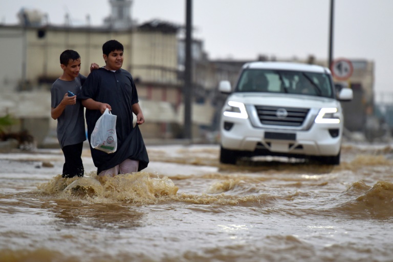  Two dead as Saudi storm cuts main road to Mecca