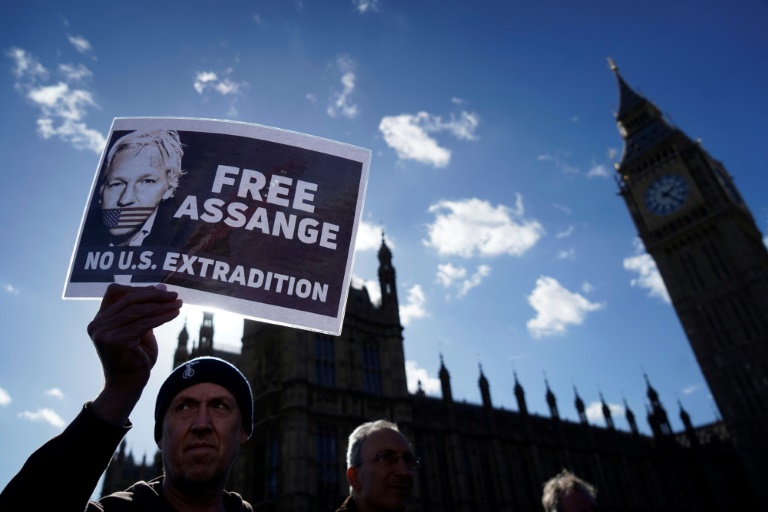  Newspapers urge US to drop hunt for Assange
