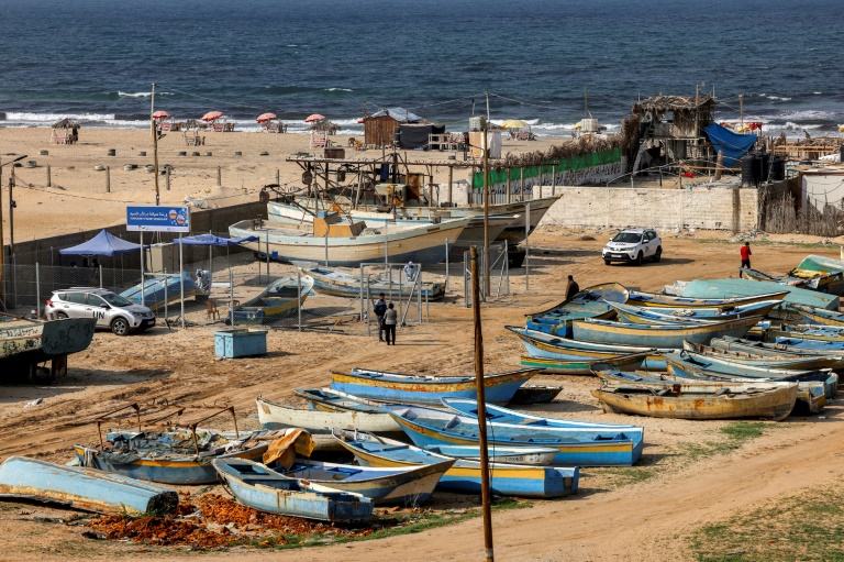  Gaza fishermen rejoice at finally fixing their boats