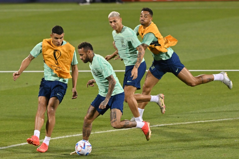 Neymar close to World Cup return, England and France set up last-eight showdown