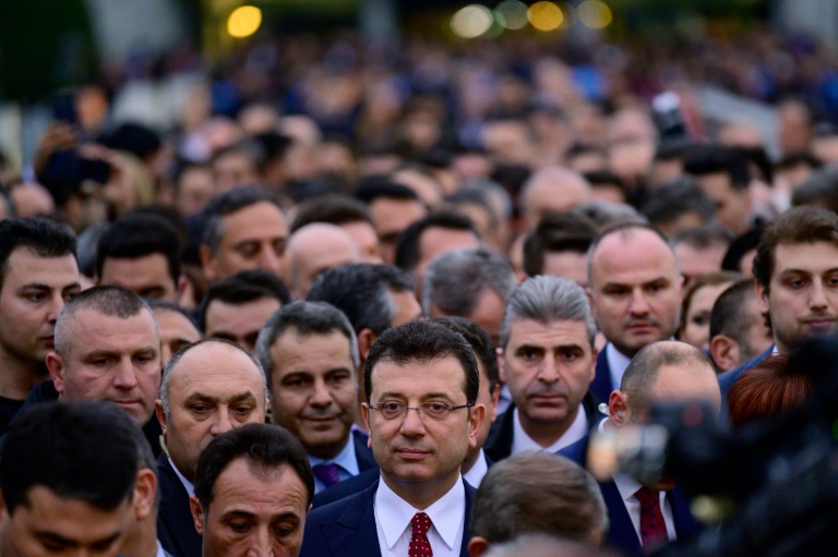  Huge crowds rally to support Istanbul’s banned mayor
