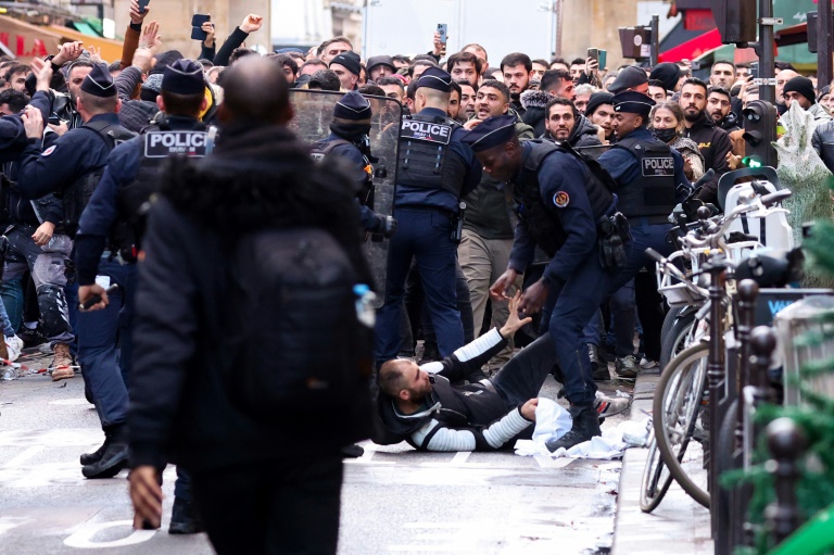 Kurdish demonstrators clash with police after Paris shooting