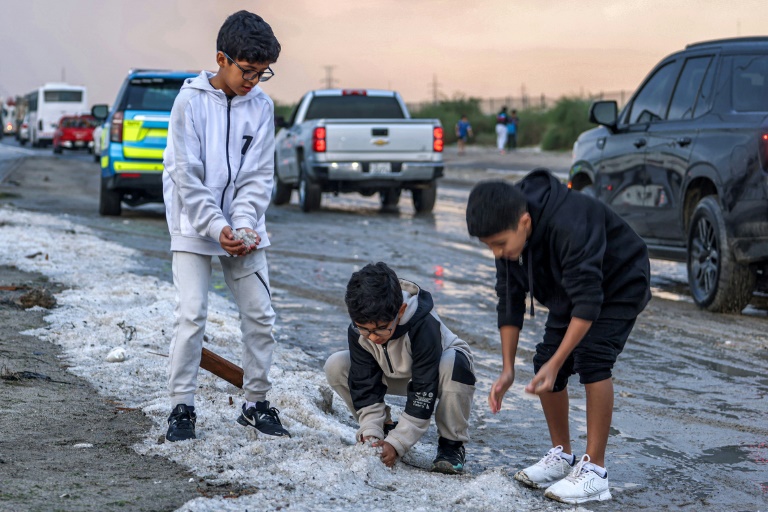  Rare hail brings winter white to desert Kuwait