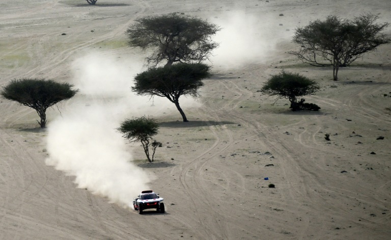  Sainz wins Dakar first stage, bike champion Sunderland crashes out