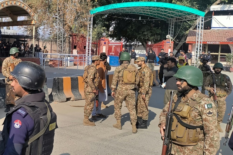  At least 17 worshippers killed in Pakistan mosque blast