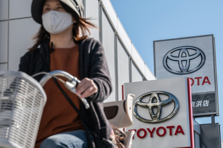  Toyota third-quarter net profit drops but keeps full-year forecasts