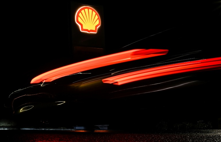  Shareholder sues Shell bosses over climate risks