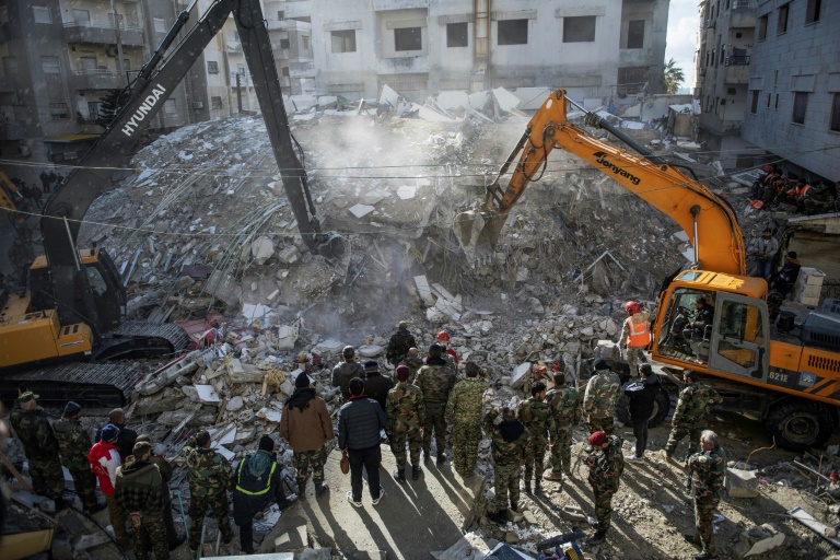 Quake-hit Syria city buries its dead on farmland