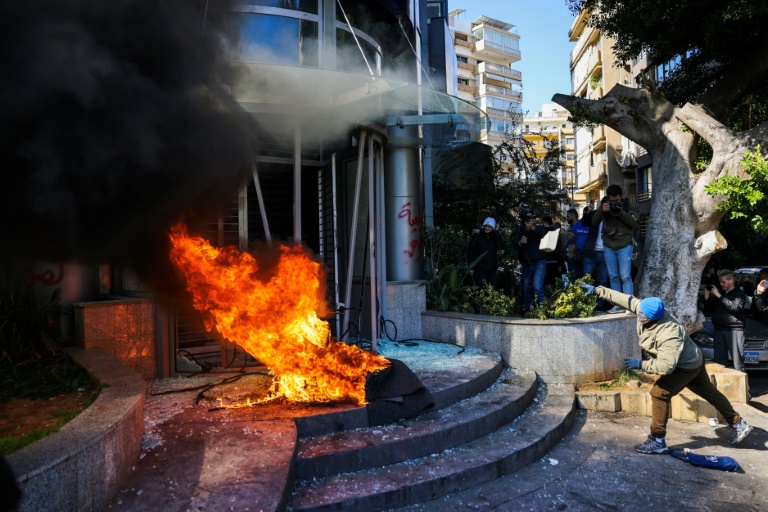  Lebanese protesters smash bank facades as crisis bites