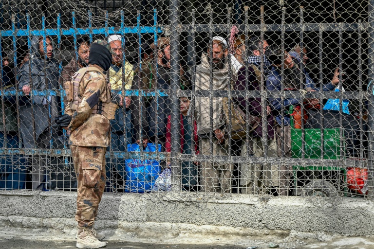  Gunfight after Afghan Taliban shut key border crossing with Pakistan
