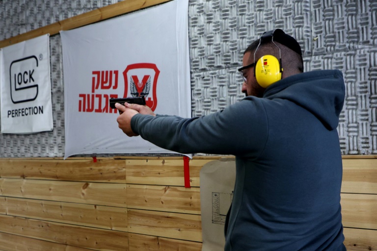  Fearing Palestinian attacks, Israelis seek security in guns