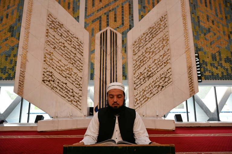  Pakistan mega-mosque muezzin summons the faithful