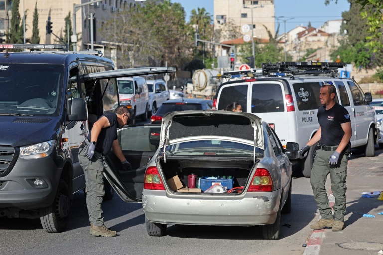  Gunman wounds two near Jewish site in east Jerusalem