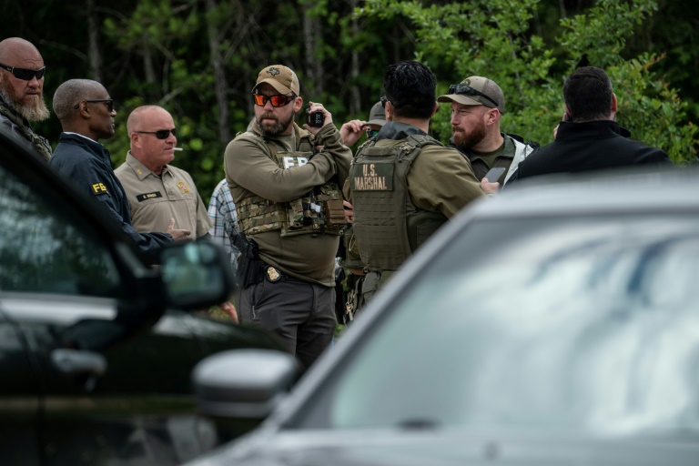  US authorities hunt alleged killer of five Texas neighbors