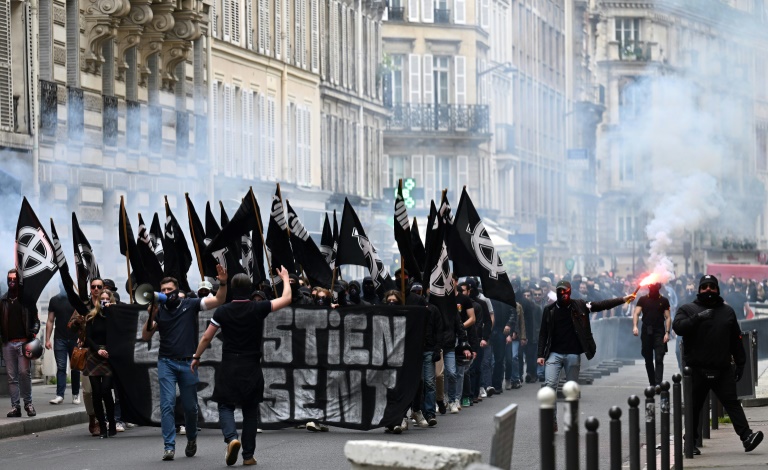  Paris police under fire over neo-Nazi rally
