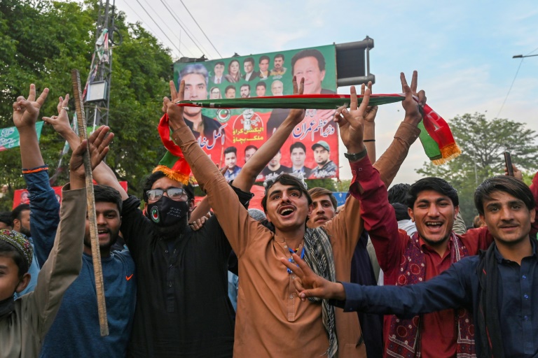  Pakistan social media blackout boosts Khan’s momentum