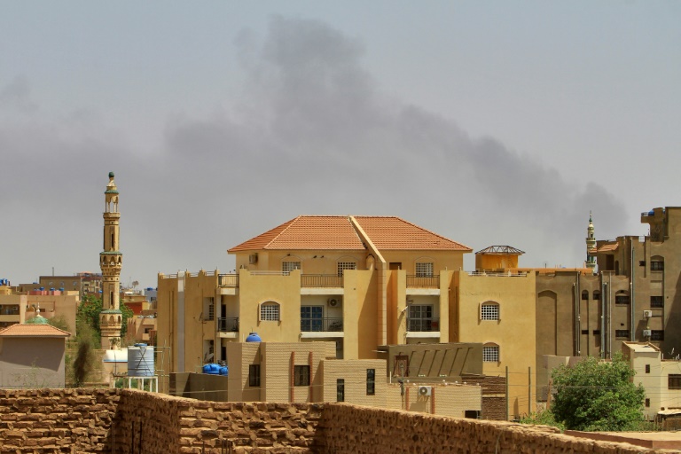  Blasts rock Khartoum as warring sides affirm humanitarian pledge