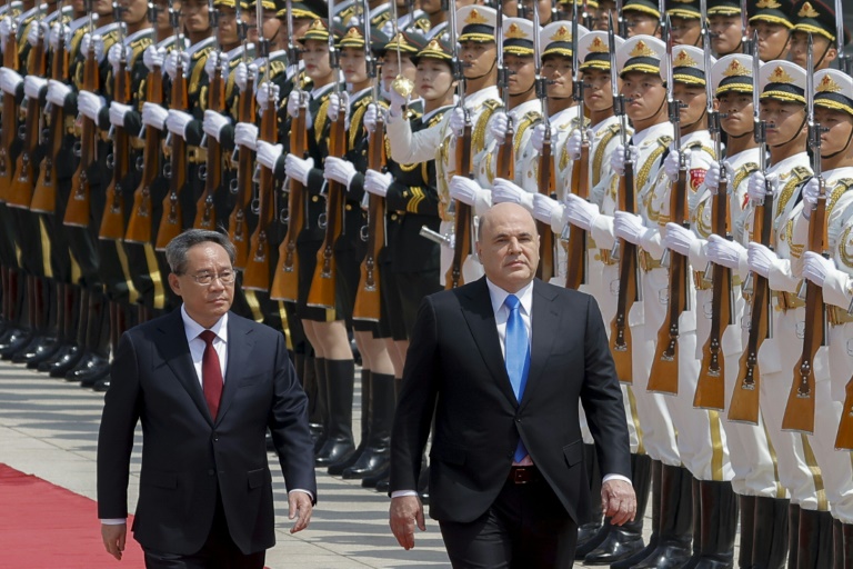  China’s premier hails close ties in talks with Russian PM