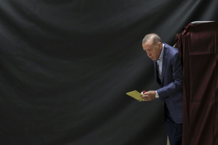  Erdogan seeks third decade of rule in Turkish runoff