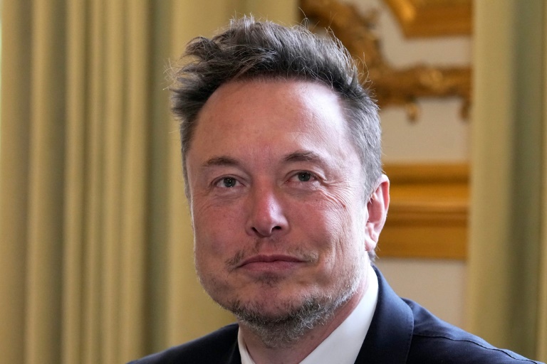  Musk talks ‘new energy vehicles’ with industry minister during China visit