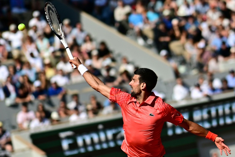 Djokovic overcomes struggles to reach 14th successive French Open fourth round