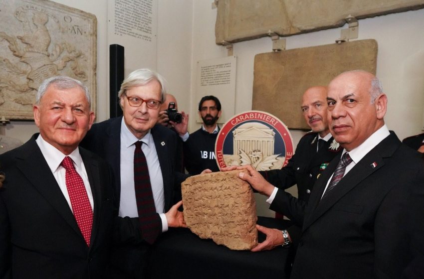  Iraqi President receives Assyrian artifact from Italy