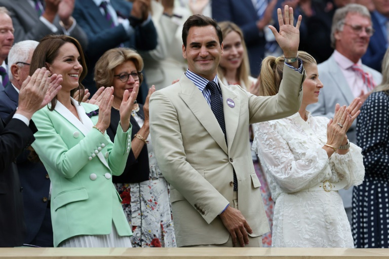  Federer wows Wimbledon crowd from royal box