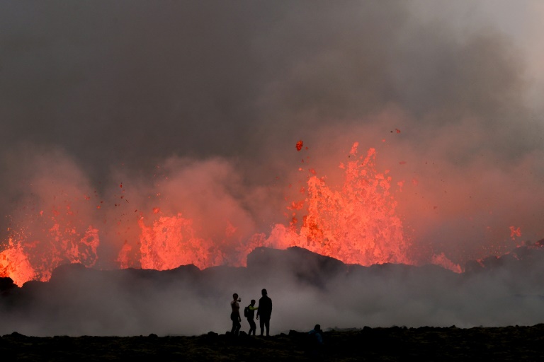  Visitors flock to Iceland volcano