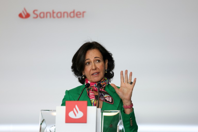  Santander posts record profit despite special tax