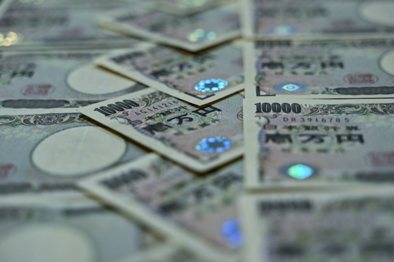  Yen rallies after Bank of Japan policy tweak, Asian equities mixed