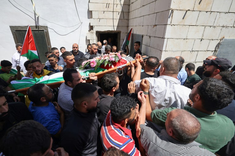  Mourners bury Palestinian killed by Israeli settlers