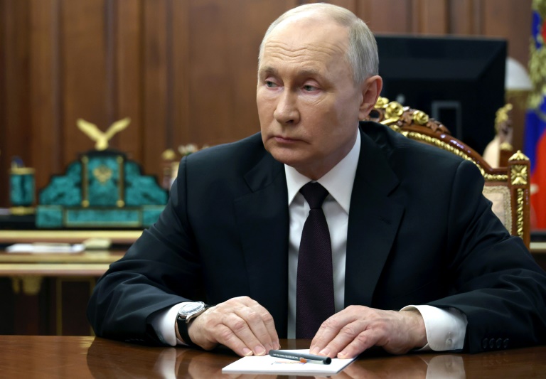  Putin travels south to meet generals waging Ukraine offensive