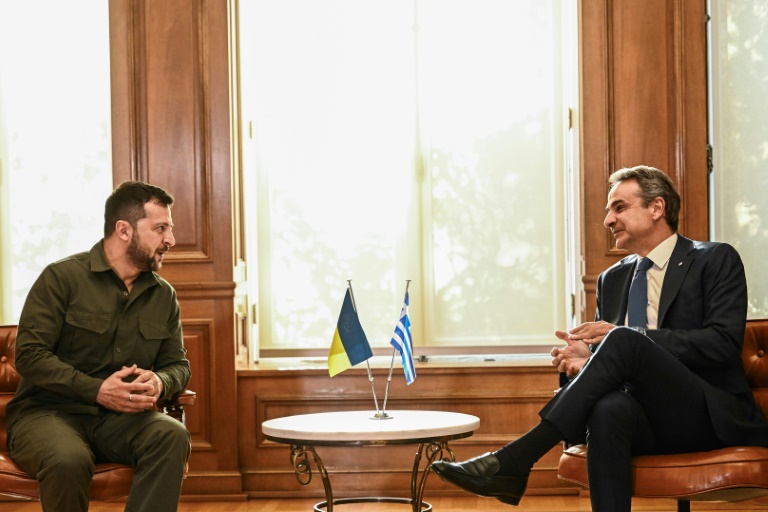  Greece offers F-16 training, reconstruction help as Zelensky visits