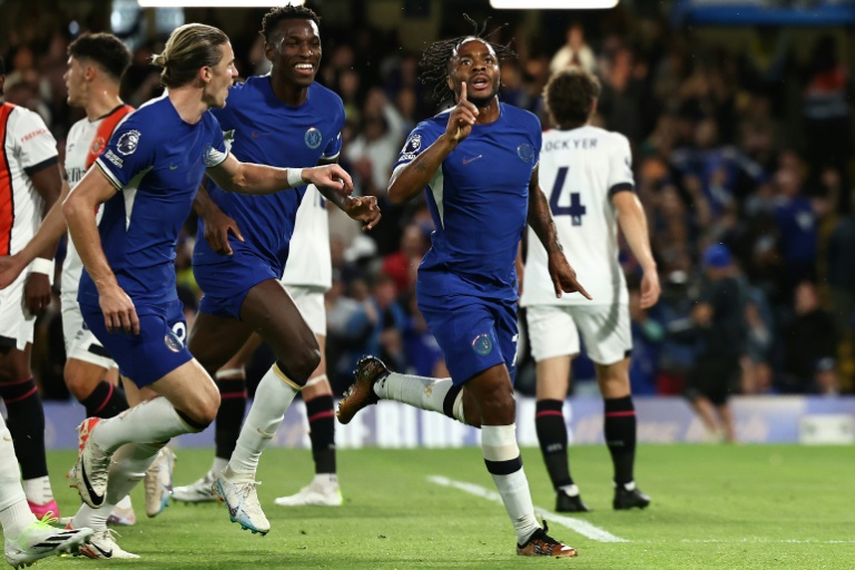  Sterling sparkles as Pochettino earns first Chelsea win