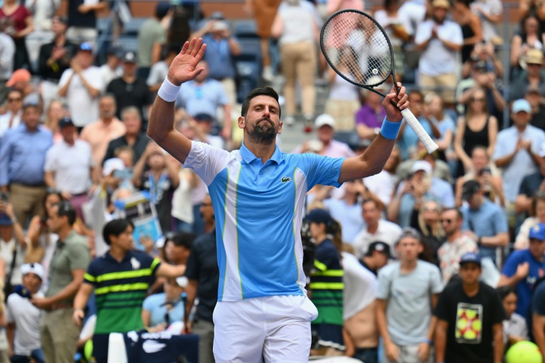  ‘Old fella’ Djokovic romps into US Open third round