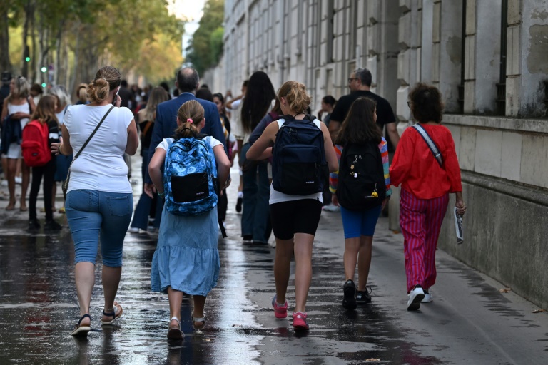  France imposes abaya ban on first day of school