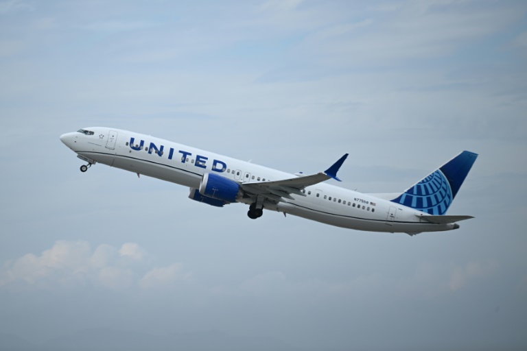  United orders 110 new planes from Boeing, Airbus