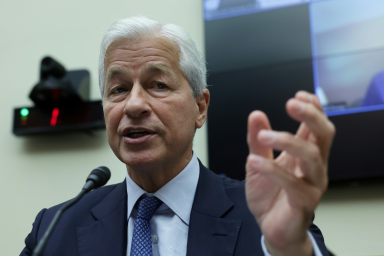  JPMorgan Chase profits jump, warns on inflation and wars