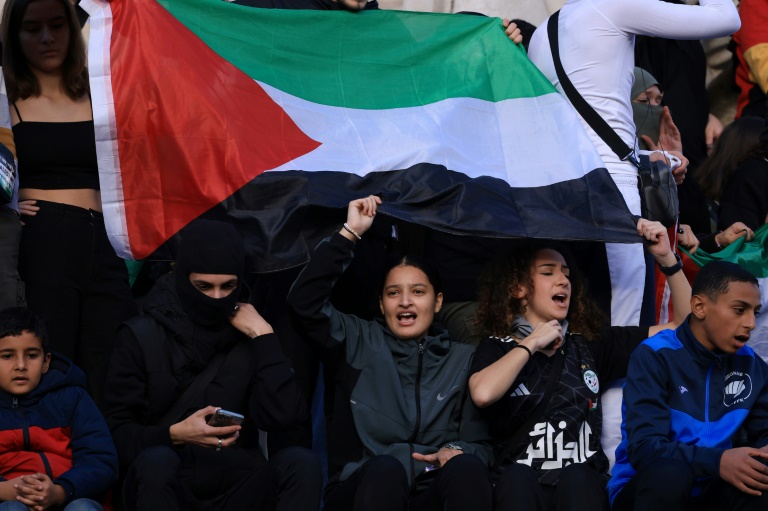  Paris crowd calls for end of ‘massacre’ in Gaza
