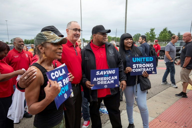  US auto union halts work at Stellantis plant, expanding strike